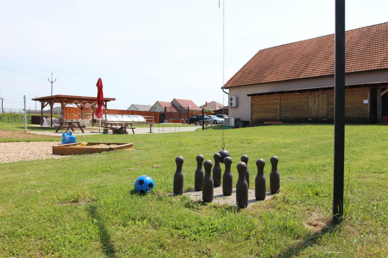 Penzion Kosik Tvrdonice Exterior foto